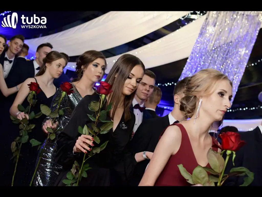 Baśniowy bal studniówkowy maturzystów Zespołu Szkół nr 3 w Wyszkowie (video)
