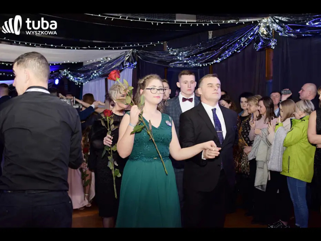 Baśniowy bal studniówkowy maturzystów Zespołu Szkół nr 3 w Wyszkowie (video)