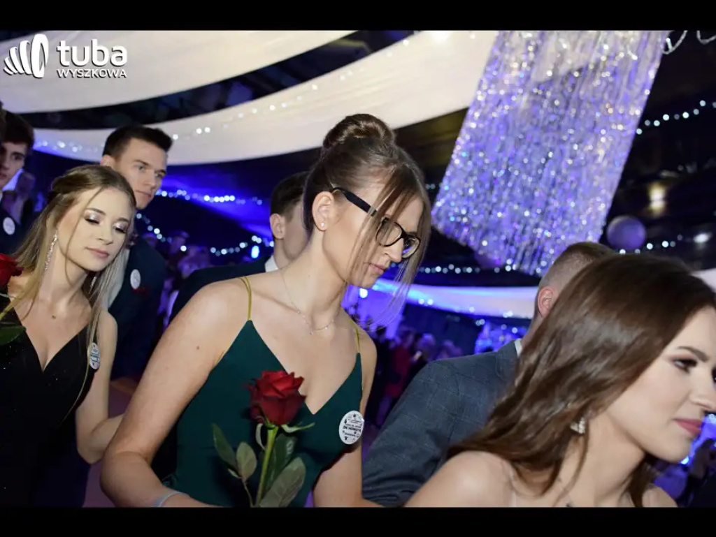 Baśniowy bal studniówkowy maturzystów Zespołu Szkół nr 3 w Wyszkowie (video)