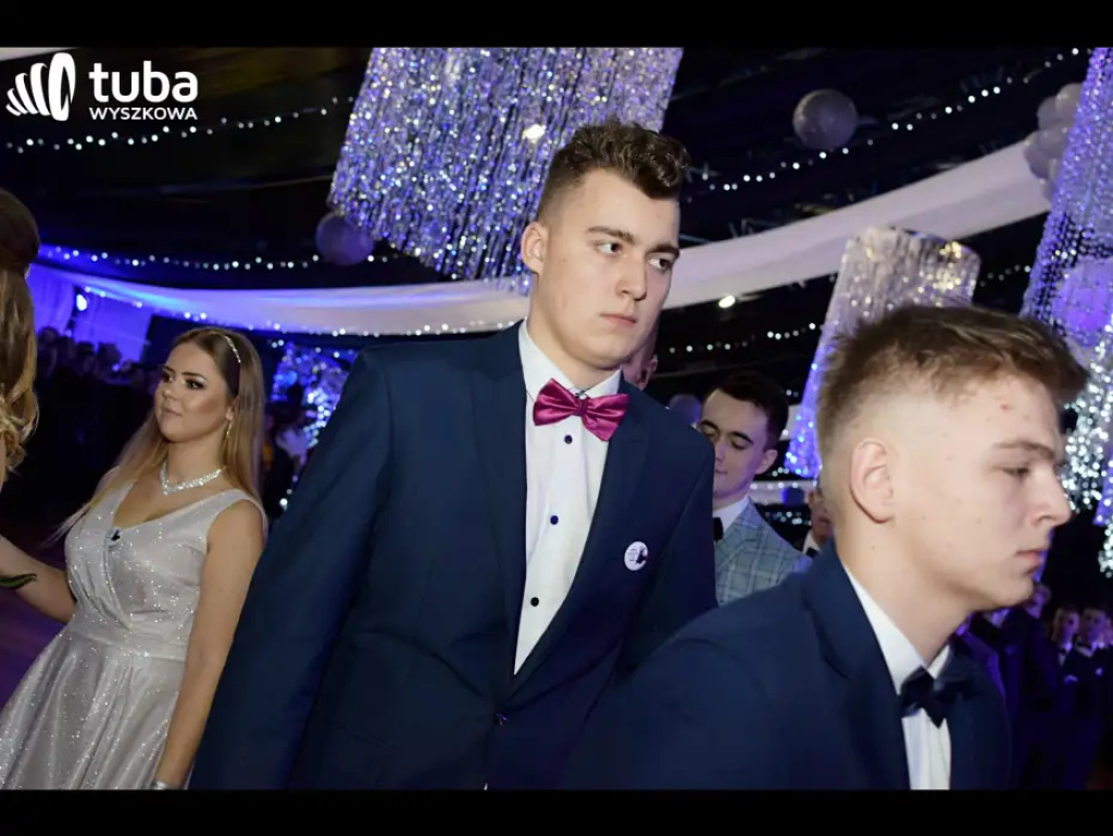 Baśniowy bal studniówkowy maturzystów Zespołu Szkół nr 3 w Wyszkowie (video)