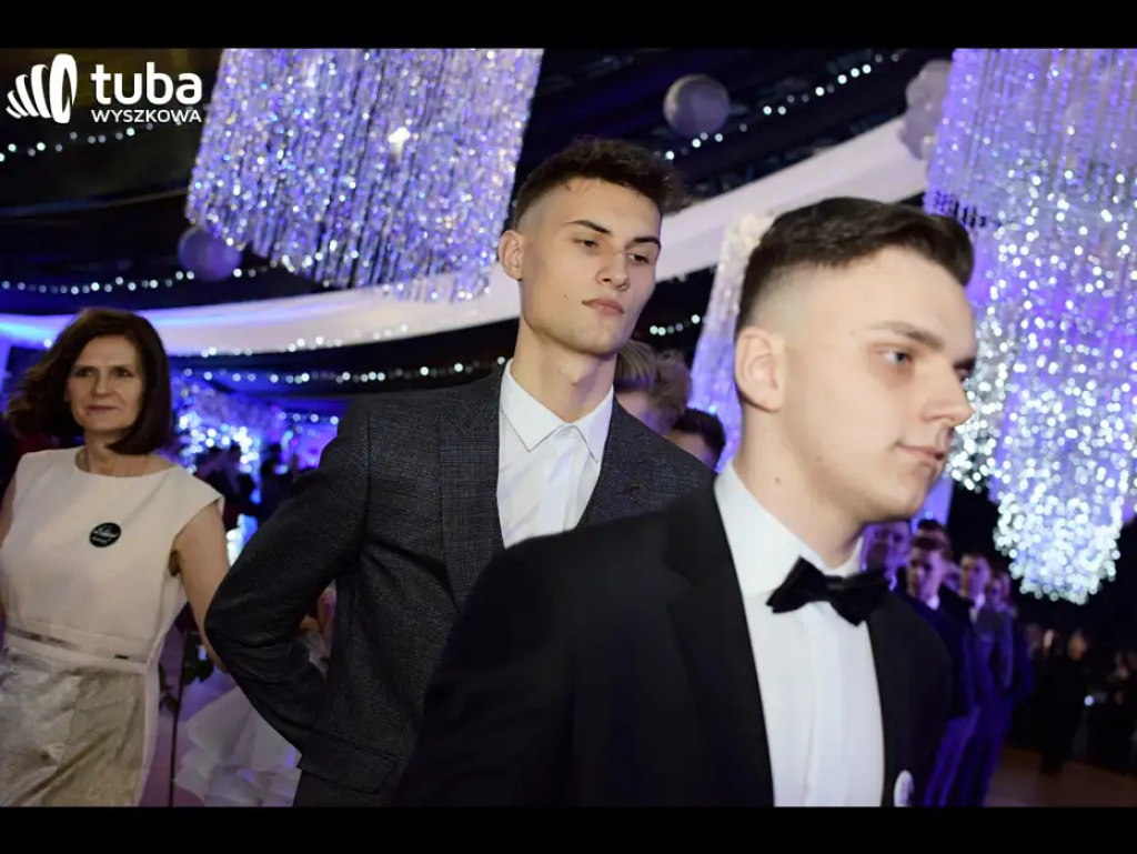 Baśniowy bal studniówkowy maturzystów Zespołu Szkół nr 3 w Wyszkowie (video)