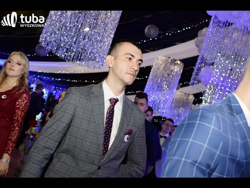 Baśniowy bal studniówkowy maturzystów Zespołu Szkół nr 3 w Wyszkowie (video)