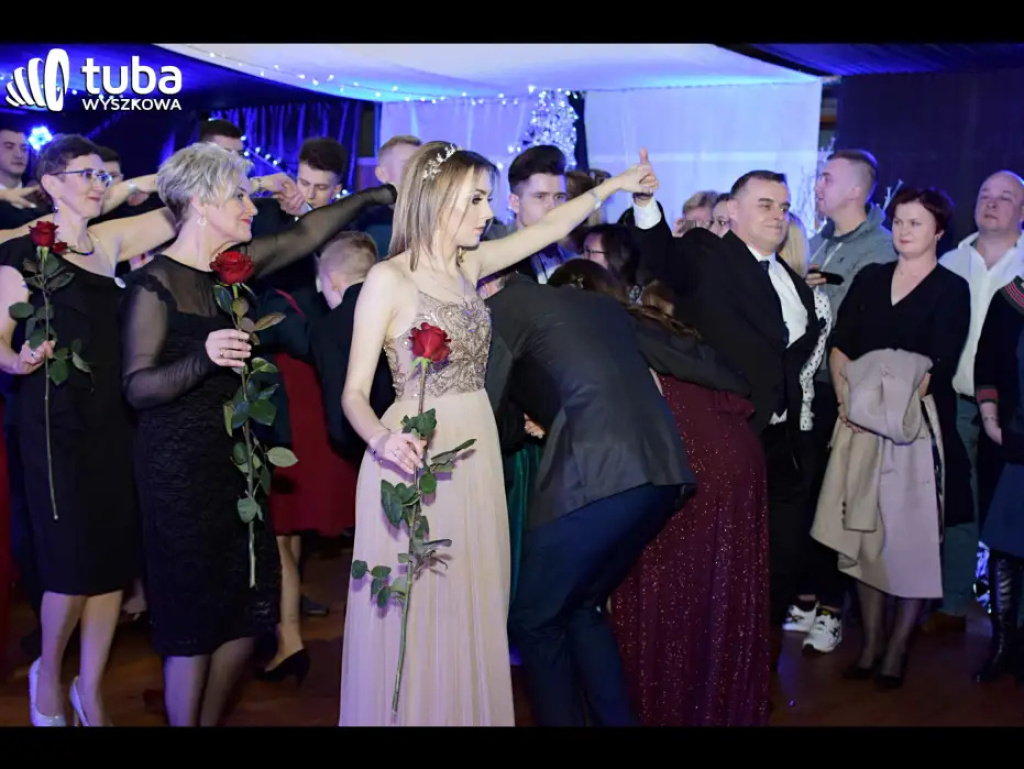 Baśniowy bal studniówkowy maturzystów Zespołu Szkół nr 3 w Wyszkowie (video)