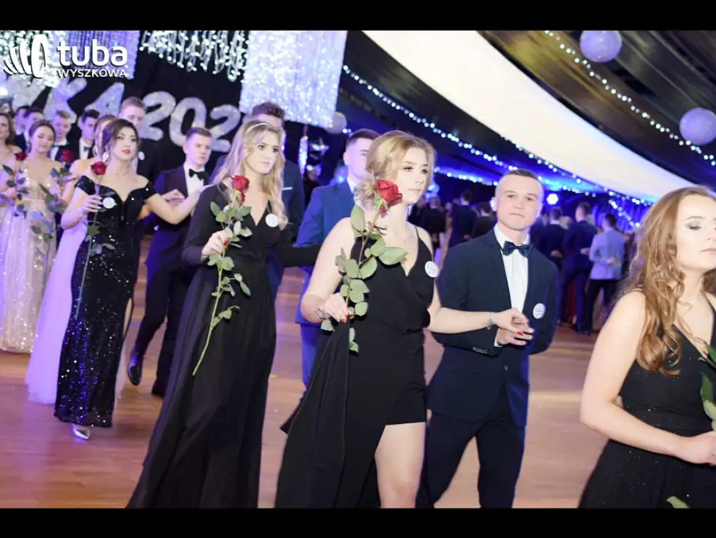 Baśniowy bal studniówkowy maturzystów Zespołu Szkół nr 3 w Wyszkowie (video)