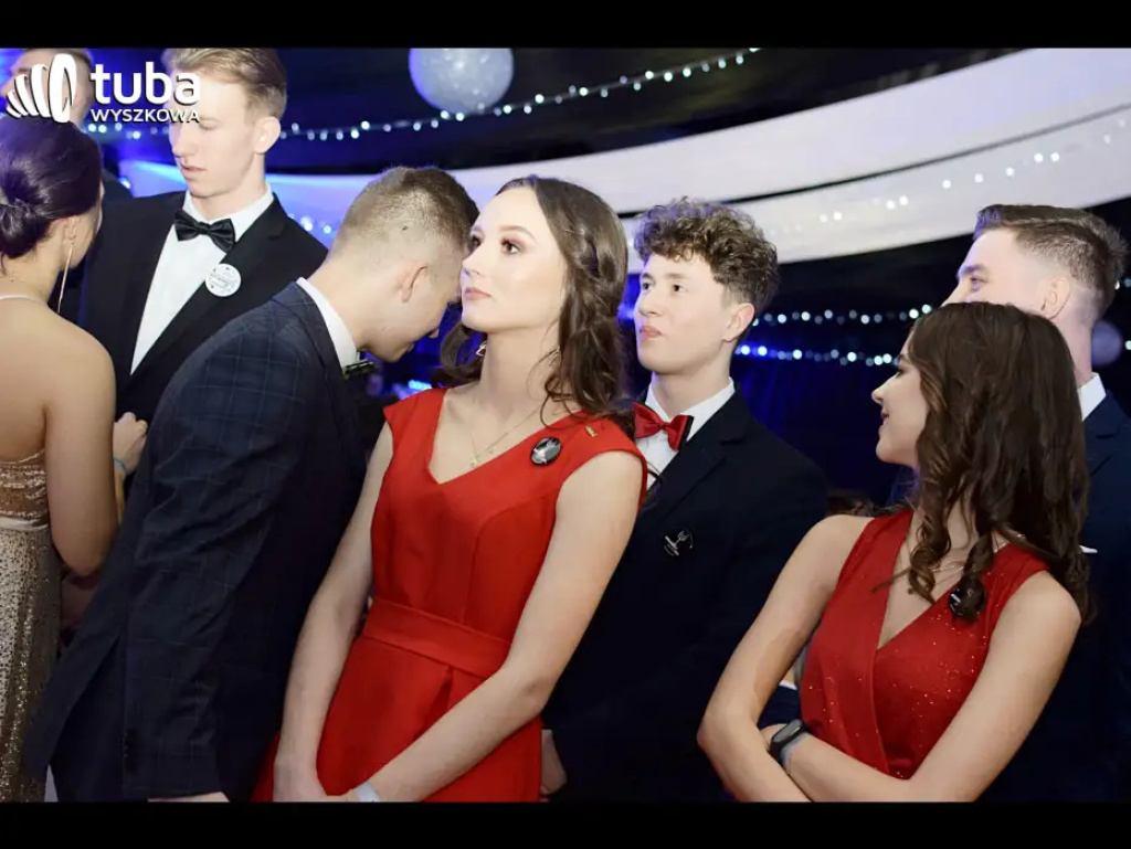 Baśniowy bal studniówkowy maturzystów Zespołu Szkół nr 3 w Wyszkowie (video)
