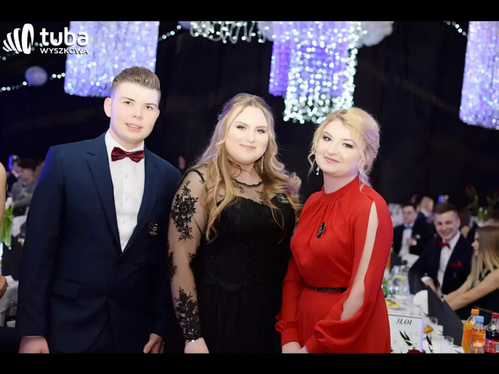 Baśniowy bal studniówkowy maturzystów Zespołu Szkół nr 3 w Wyszkowie (video)