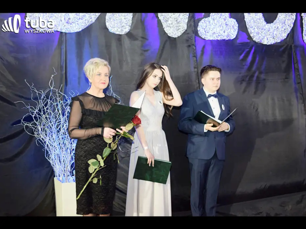 Baśniowy bal studniówkowy maturzystów Zespołu Szkół nr 3 w Wyszkowie (video)