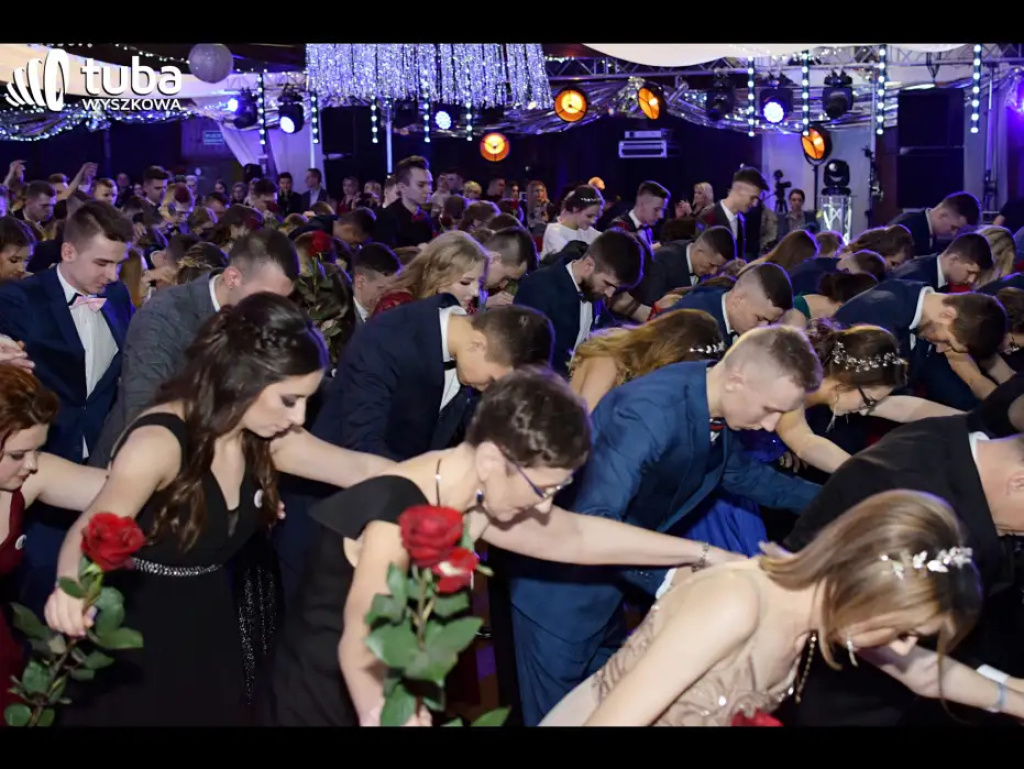 Baśniowy bal studniówkowy maturzystów Zespołu Szkół nr 3 w Wyszkowie (video)