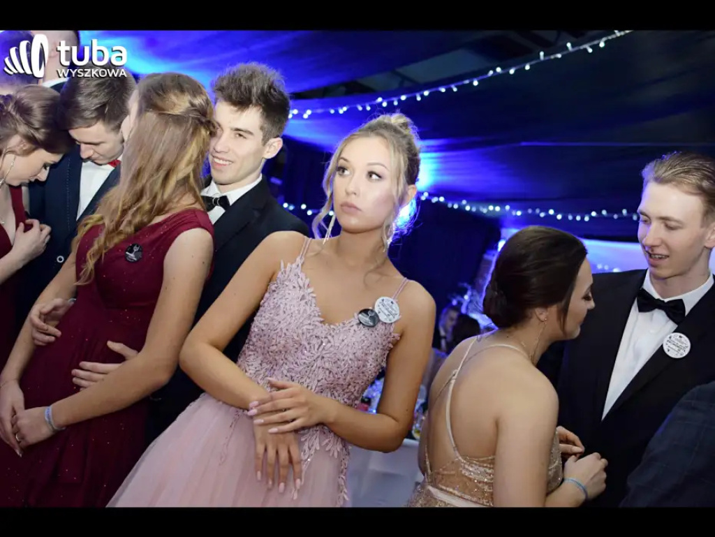 Baśniowy bal studniówkowy maturzystów Zespołu Szkół nr 3 w Wyszkowie (video)