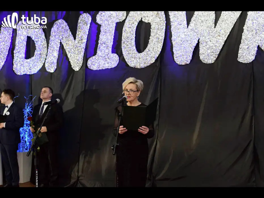 Baśniowy bal studniówkowy maturzystów Zespołu Szkół nr 3 w Wyszkowie (video)