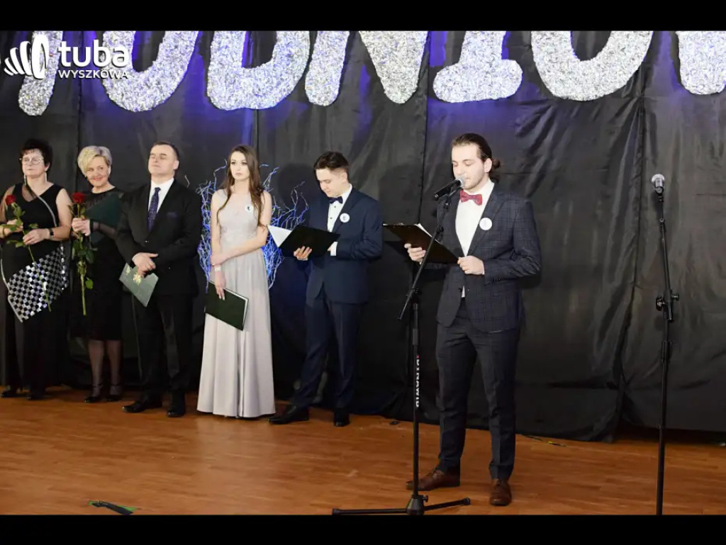 Baśniowy bal studniówkowy maturzystów Zespołu Szkół nr 3 w Wyszkowie (video)
