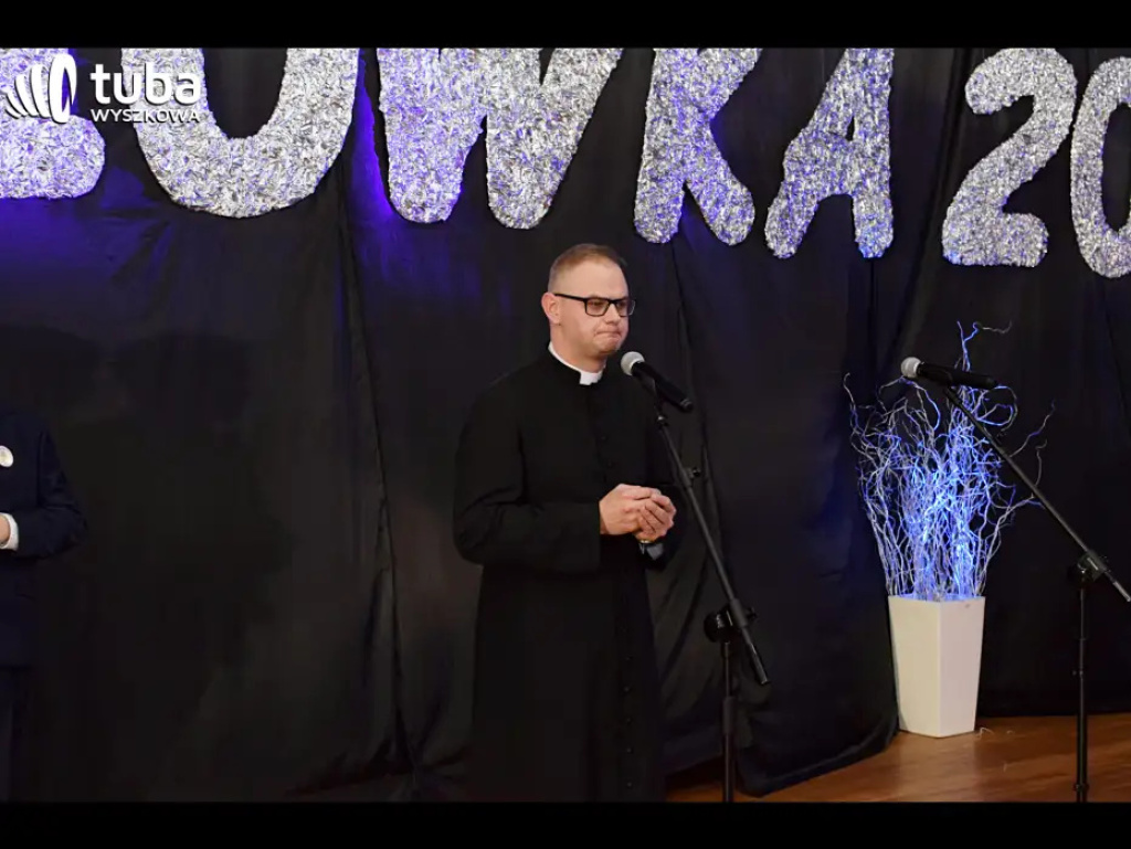 Baśniowy bal studniówkowy maturzystów Zespołu Szkół nr 3 w Wyszkowie (video)