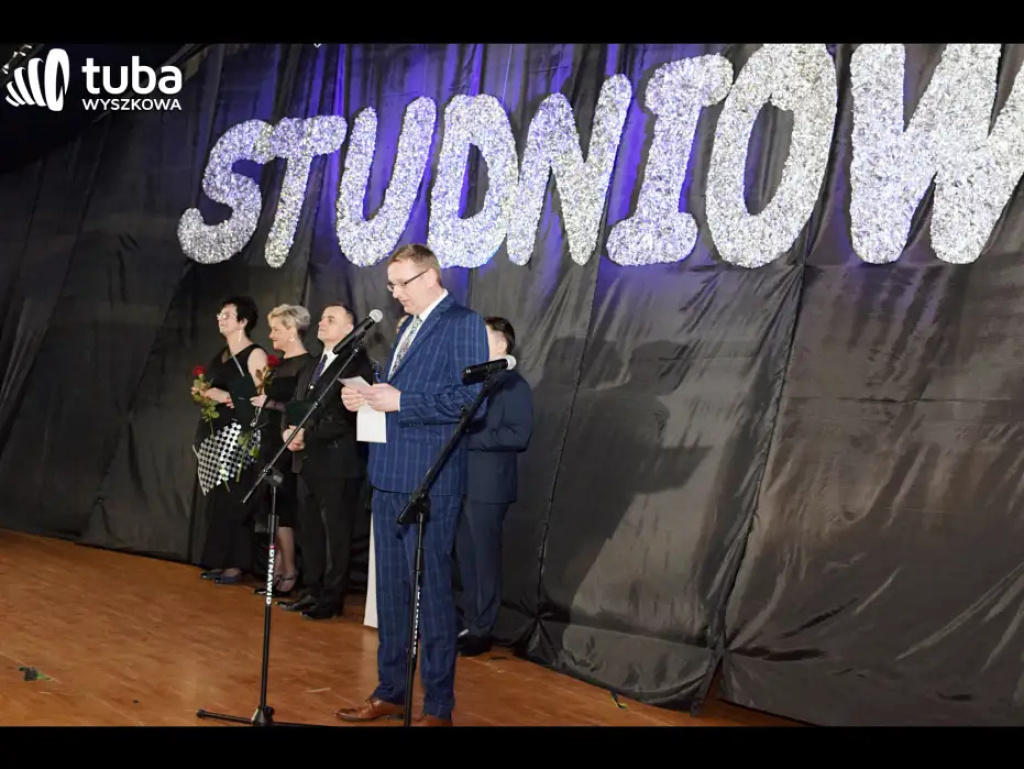 Baśniowy bal studniówkowy maturzystów Zespołu Szkół nr 3 w Wyszkowie (video)