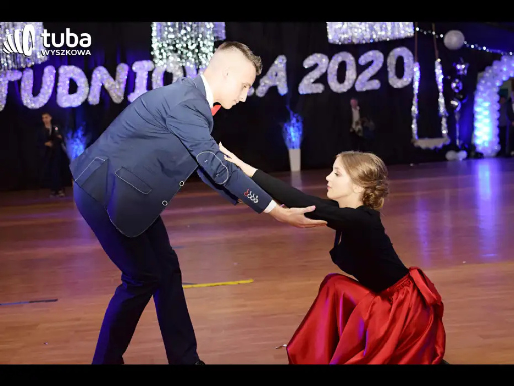 Baśniowy bal studniówkowy maturzystów Zespołu Szkół nr 3 w Wyszkowie (video)