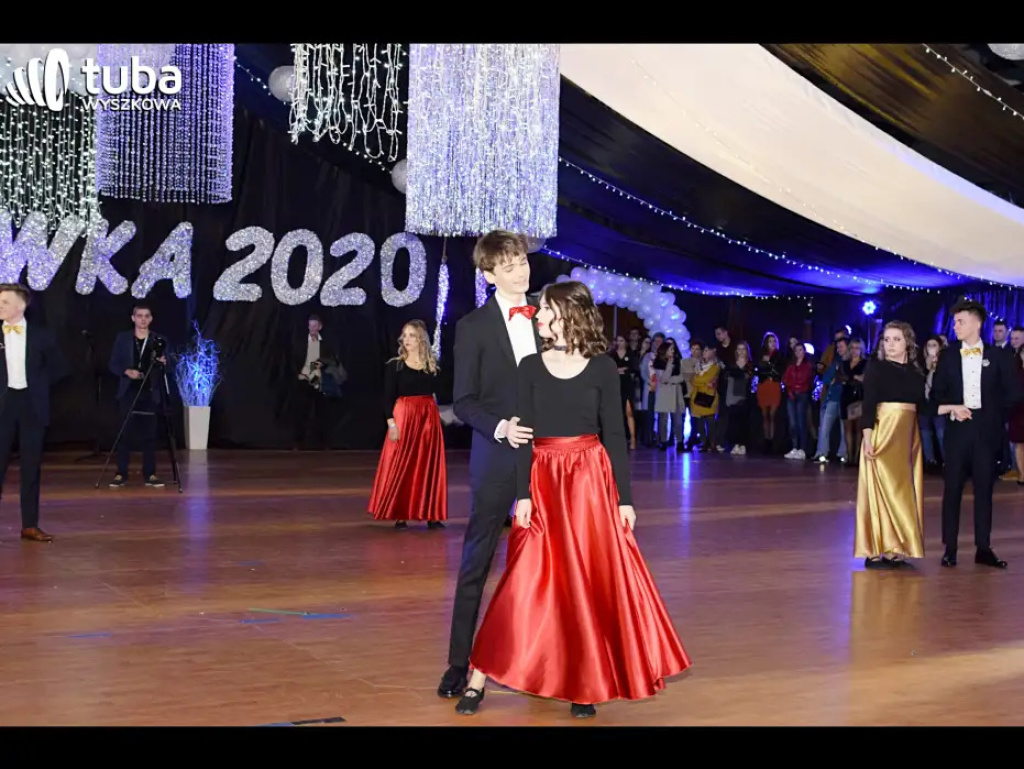 Baśniowy bal studniówkowy maturzystów Zespołu Szkół nr 3 w Wyszkowie (video)