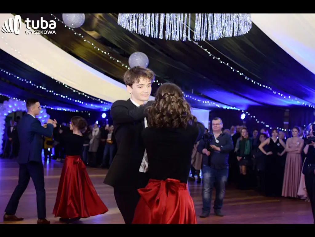 Baśniowy bal studniówkowy maturzystów Zespołu Szkół nr 3 w Wyszkowie (video)