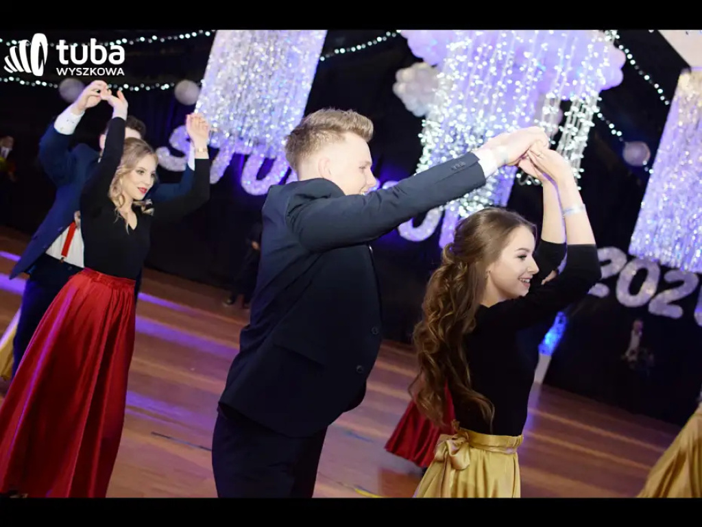 Baśniowy bal studniówkowy maturzystów Zespołu Szkół nr 3 w Wyszkowie (video)