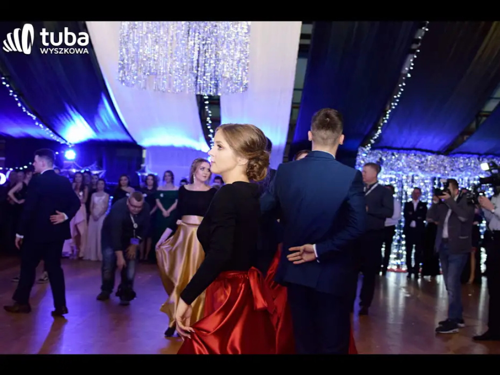 Baśniowy bal studniówkowy maturzystów Zespołu Szkół nr 3 w Wyszkowie (video)