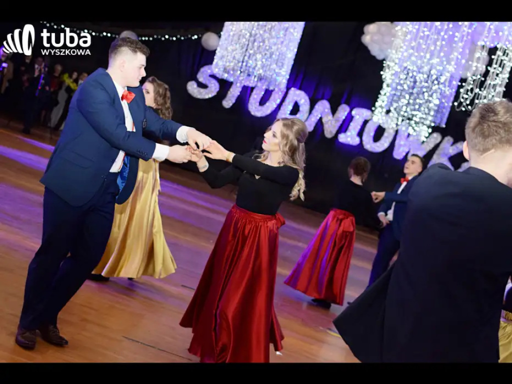 Baśniowy bal studniówkowy maturzystów Zespołu Szkół nr 3 w Wyszkowie (video)
