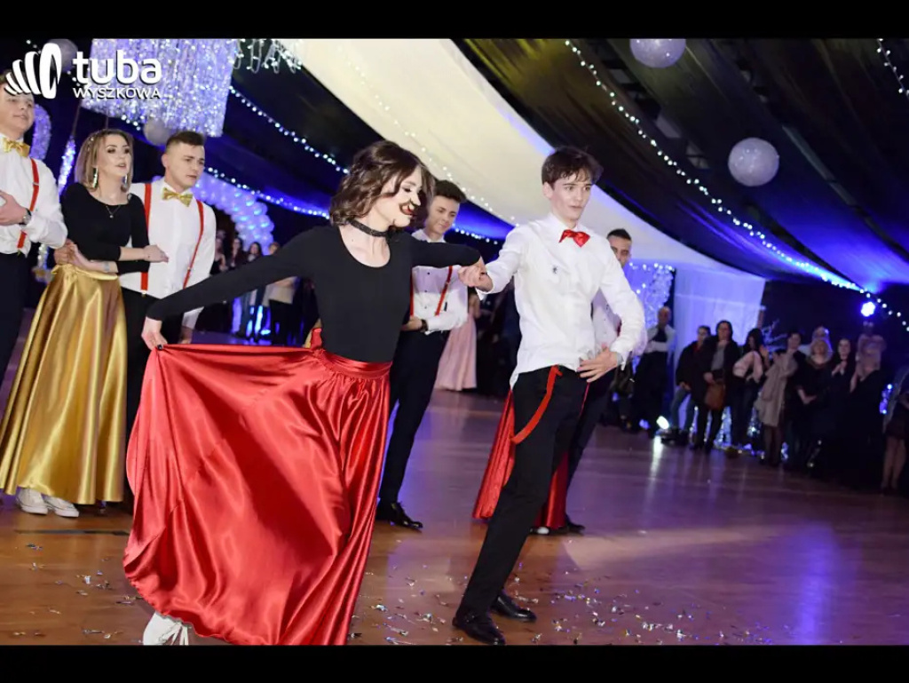 Baśniowy bal studniówkowy maturzystów Zespołu Szkół nr 3 w Wyszkowie (video)