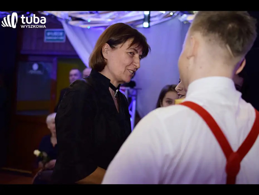 Baśniowy bal studniówkowy maturzystów Zespołu Szkół nr 3 w Wyszkowie (video)