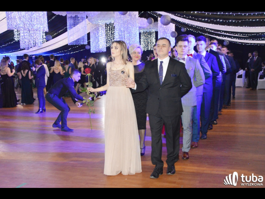 Baśniowy bal studniówkowy maturzystów Zespołu Szkół nr 3 w Wyszkowie (video)