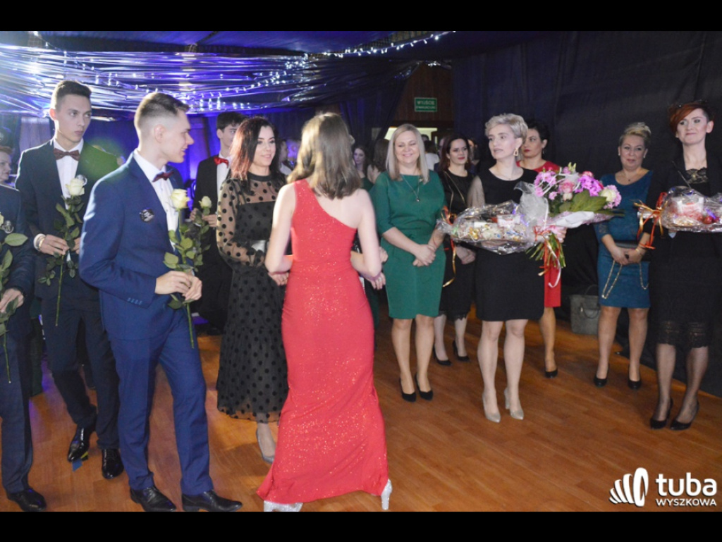 Baśniowy bal studniówkowy maturzystów Zespołu Szkół nr 3 w Wyszkowie (video)