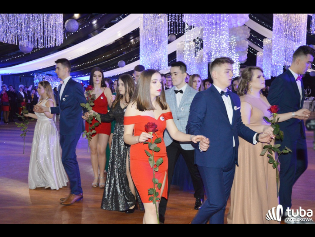 Baśniowy bal studniówkowy maturzystów Zespołu Szkół nr 3 w Wyszkowie (video)