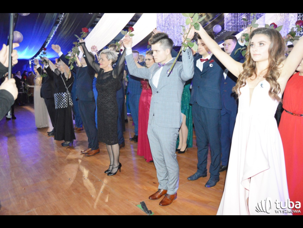 Baśniowy bal studniówkowy maturzystów Zespołu Szkół nr 3 w Wyszkowie (video)