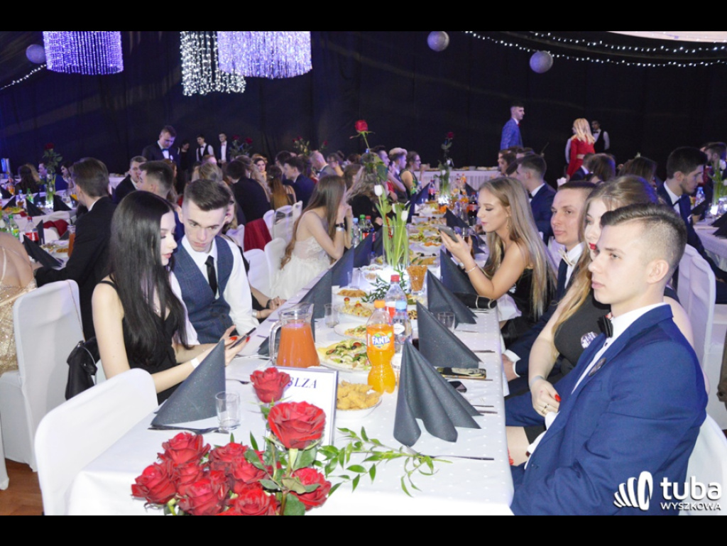 Baśniowy bal studniówkowy maturzystów Zespołu Szkół nr 3 w Wyszkowie (video)