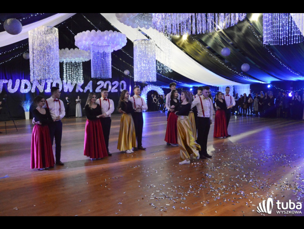 Baśniowy bal studniówkowy maturzystów Zespołu Szkół nr 3 w Wyszkowie (video)