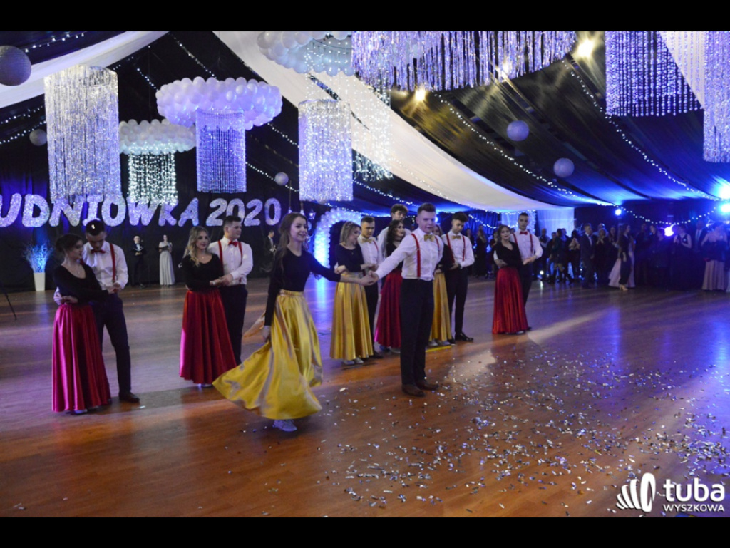 Baśniowy bal studniówkowy maturzystów Zespołu Szkół nr 3 w Wyszkowie (video)