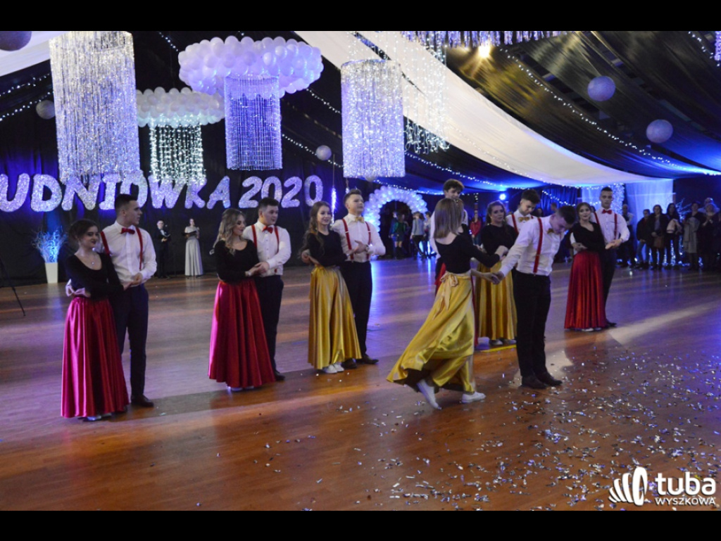 Baśniowy bal studniówkowy maturzystów Zespołu Szkół nr 3 w Wyszkowie (video)
