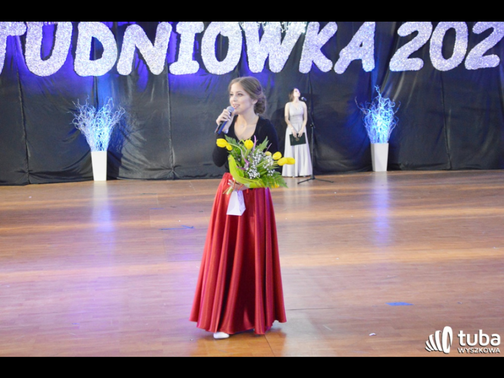 Baśniowy bal studniówkowy maturzystów Zespołu Szkół nr 3 w Wyszkowie (video)