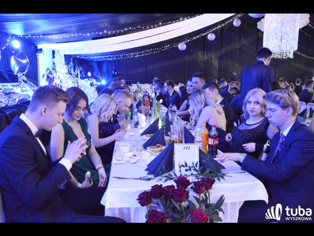 Baśniowy bal studniówkowy maturzystów Zespołu Szkół nr 3 w Wyszkowie (video)