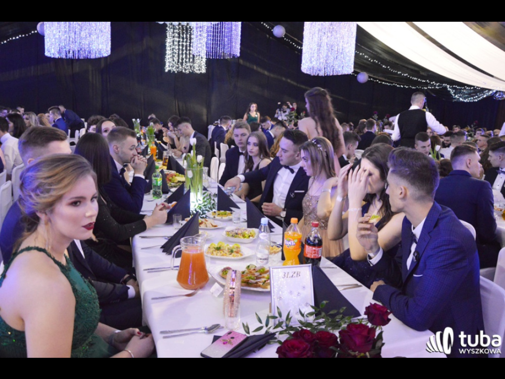 Baśniowy bal studniówkowy maturzystów Zespołu Szkół nr 3 w Wyszkowie (video)