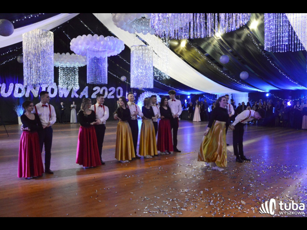 Baśniowy bal studniówkowy maturzystów Zespołu Szkół nr 3 w Wyszkowie (video)