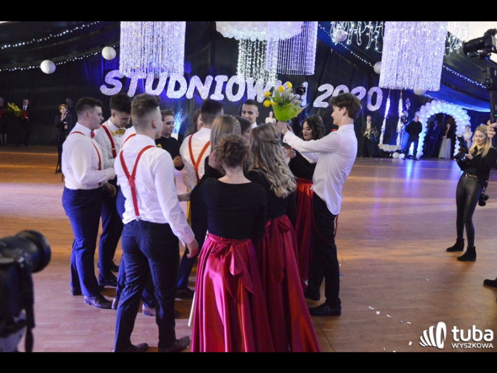 Baśniowy bal studniówkowy maturzystów Zespołu Szkół nr 3 w Wyszkowie (video)