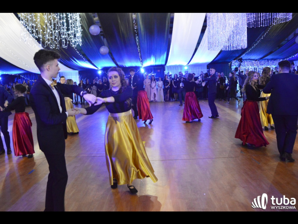 Baśniowy bal studniówkowy maturzystów Zespołu Szkół nr 3 w Wyszkowie (video)