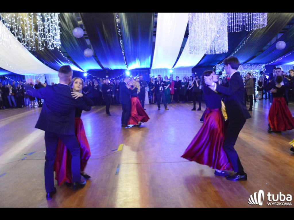 Baśniowy bal studniówkowy maturzystów Zespołu Szkół nr 3 w Wyszkowie (video)