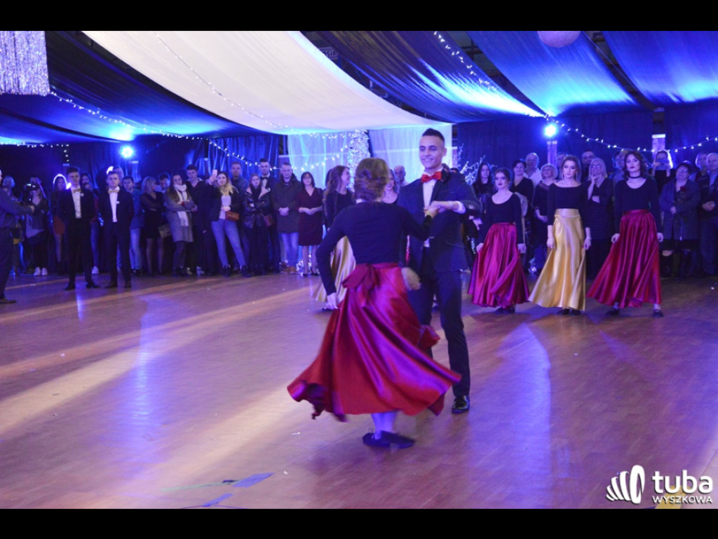 Baśniowy bal studniówkowy maturzystów Zespołu Szkół nr 3 w Wyszkowie (video)