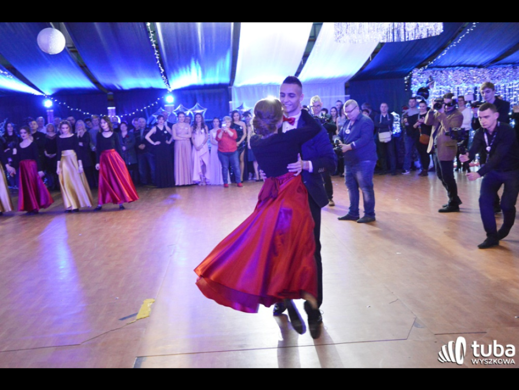 Baśniowy bal studniówkowy maturzystów Zespołu Szkół nr 3 w Wyszkowie (video)