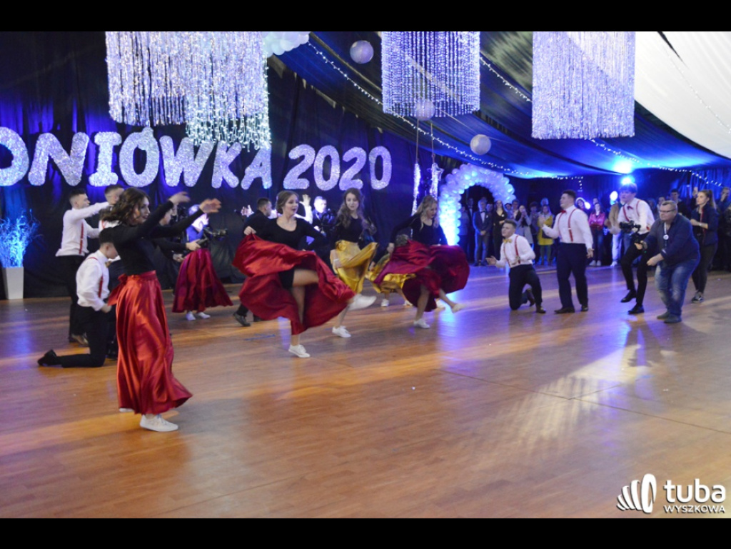 Baśniowy bal studniówkowy maturzystów Zespołu Szkół nr 3 w Wyszkowie (video)