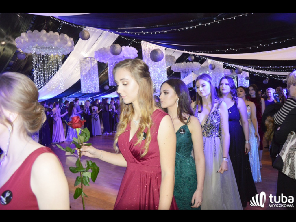 Baśniowy bal studniówkowy maturzystów Zespołu Szkół nr 3 w Wyszkowie (video)
