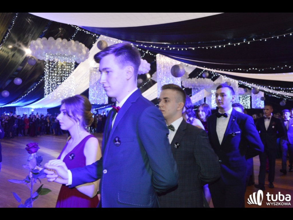 Baśniowy bal studniówkowy maturzystów Zespołu Szkół nr 3 w Wyszkowie (video)