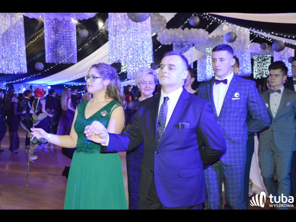 Baśniowy bal studniówkowy maturzystów Zespołu Szkół nr 3 w Wyszkowie (video)