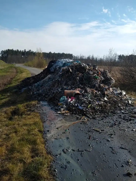 30 ton śmieci wyrzucone na drogę (AKTUALIZACJA)