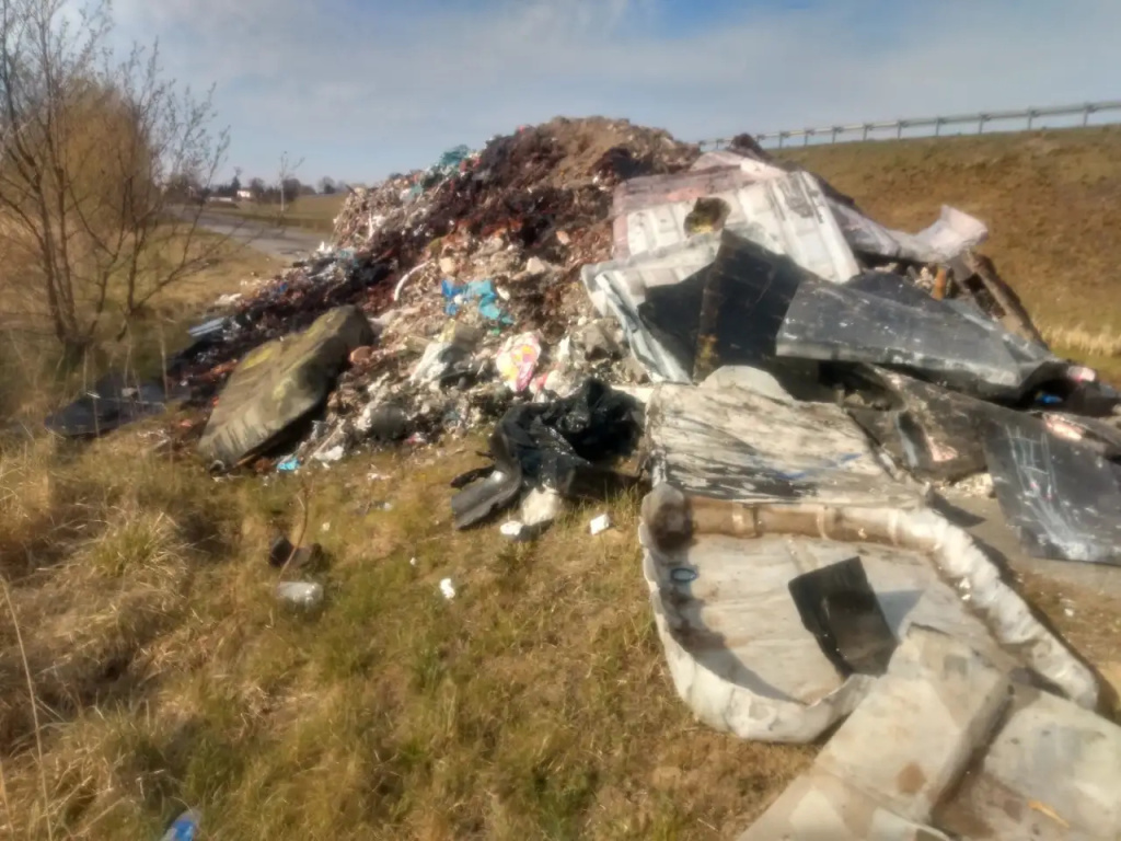 30 ton śmieci wyrzucone na drogę (AKTUALIZACJA)