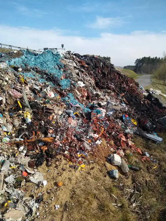 30 ton śmieci wyrzucone na drogę (AKTUALIZACJA)