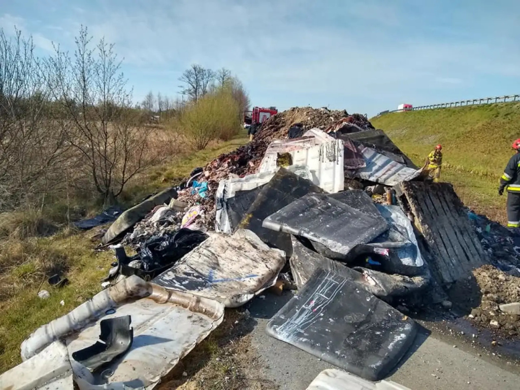30 ton śmieci wyrzucone na drogę (AKTUALIZACJA)